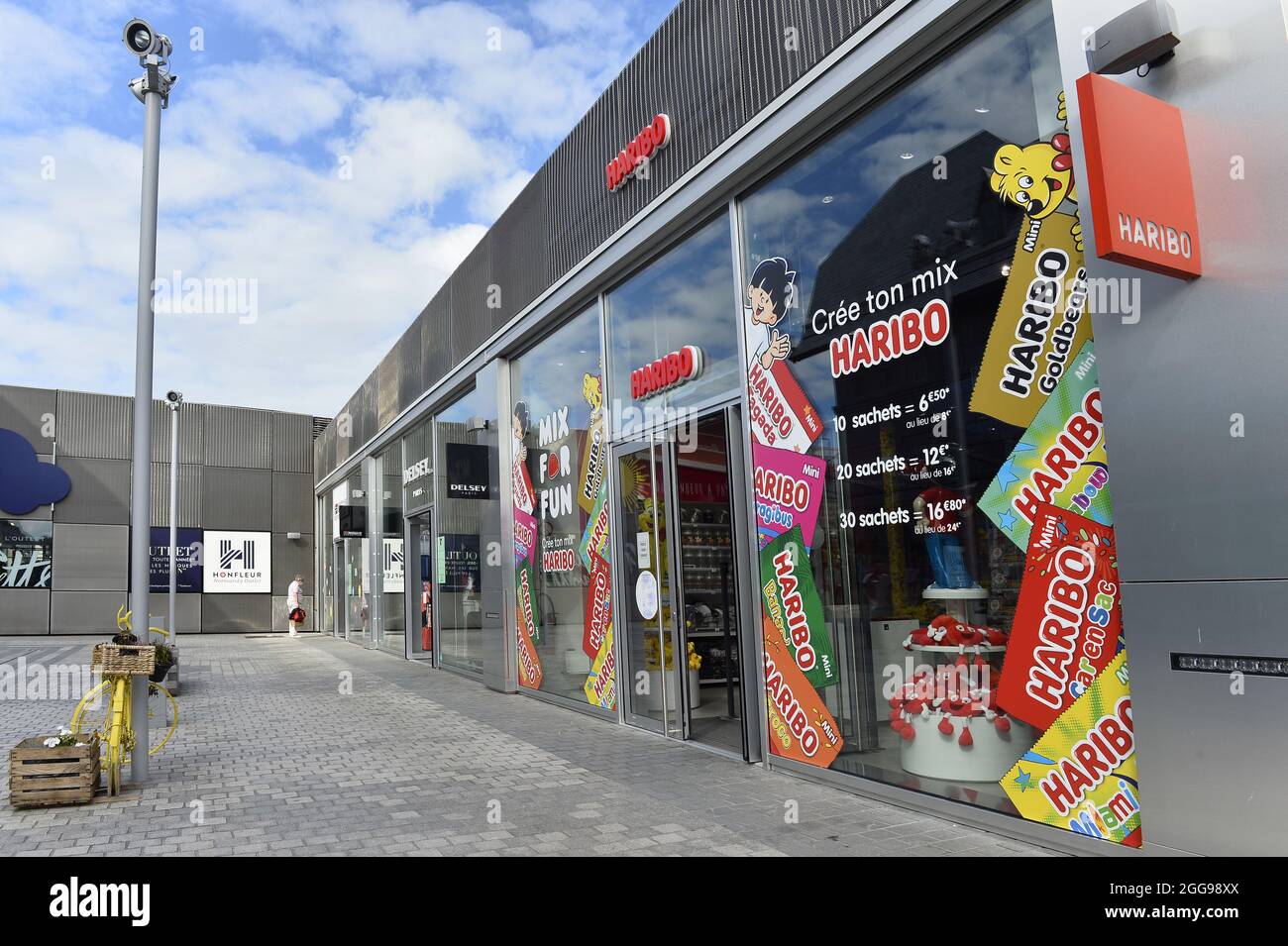 Honfleur Normandy Outlet vue du centre commercial avec magasins et