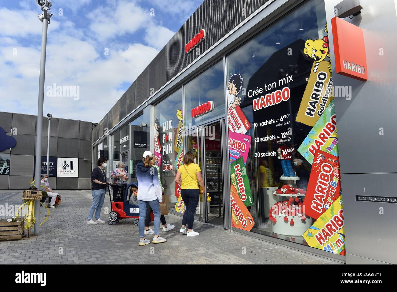 Honfleur Normandy Outlet vue du centre commercial avec magasins et