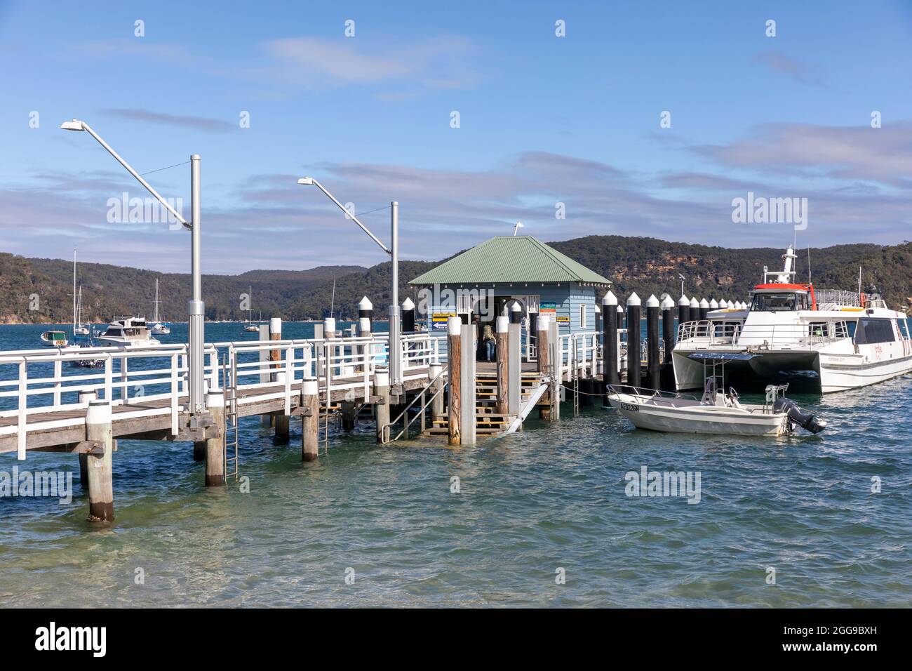 Palm Beach in Sydney and view of the Palm beach ferry wharf on ...