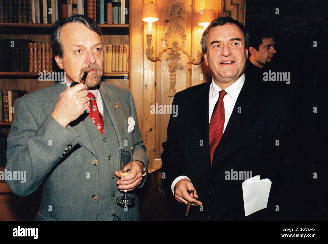 01 January 1998, Berlin: Claus Larass (r), Member of the Executive Board Axel Springer Verlag, and Peter Philipps (l), Editor-in-Chief Die Welt. Photo: Soeren Stache/dpa-Zentralbild/ZB Stock Photo