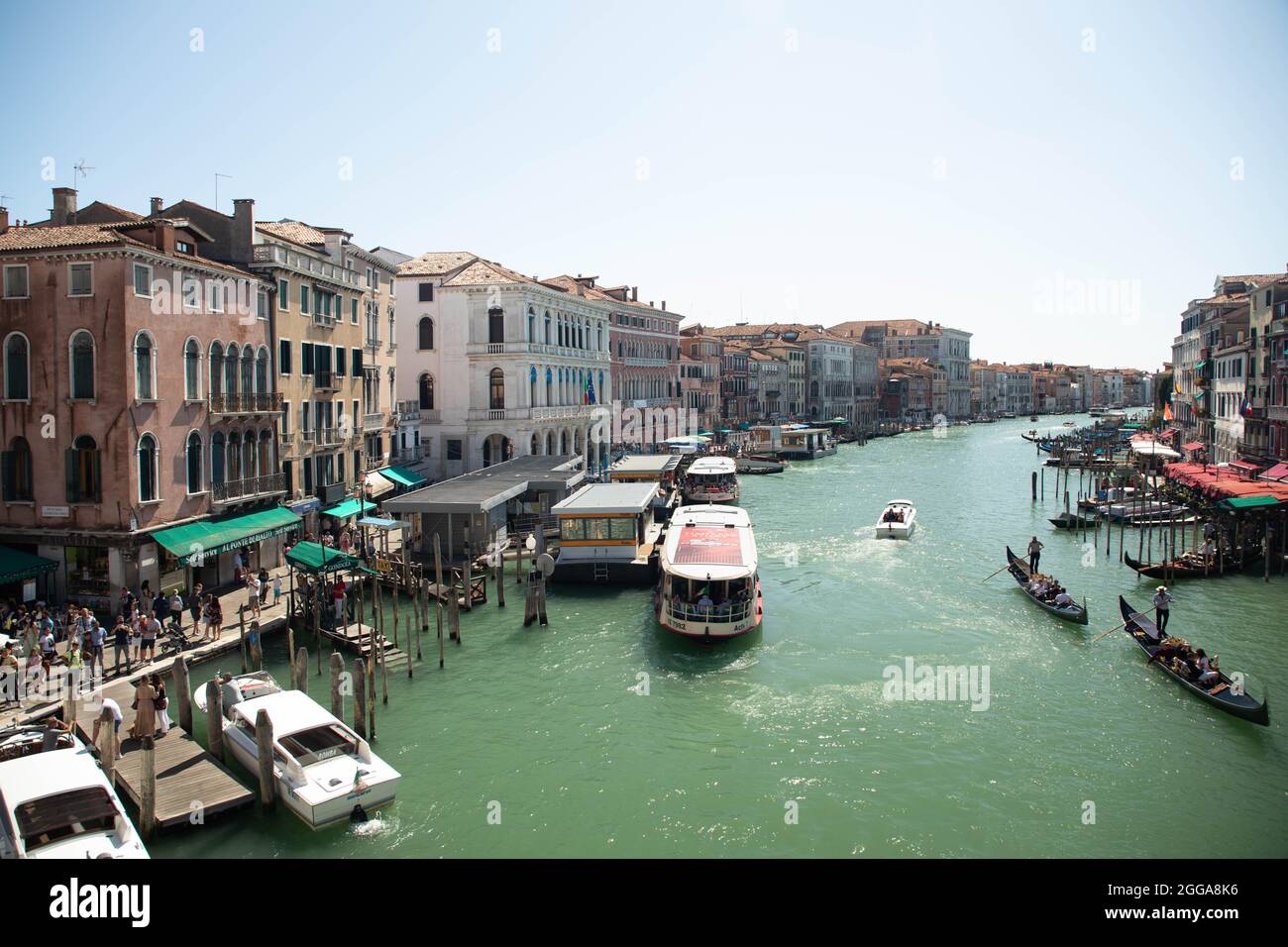 Canal Grande con turisti gondole e battelli dall'alto -Venezia,Italia Stock Photo