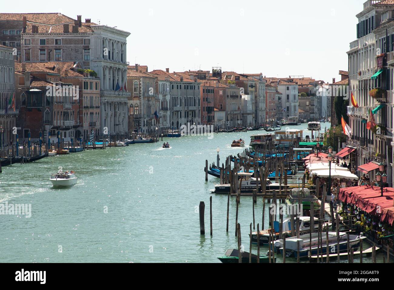 Canal Grande con turisti,gondole e battelli dall'alto -Laguna di Venezia,Italia Stock Photo
