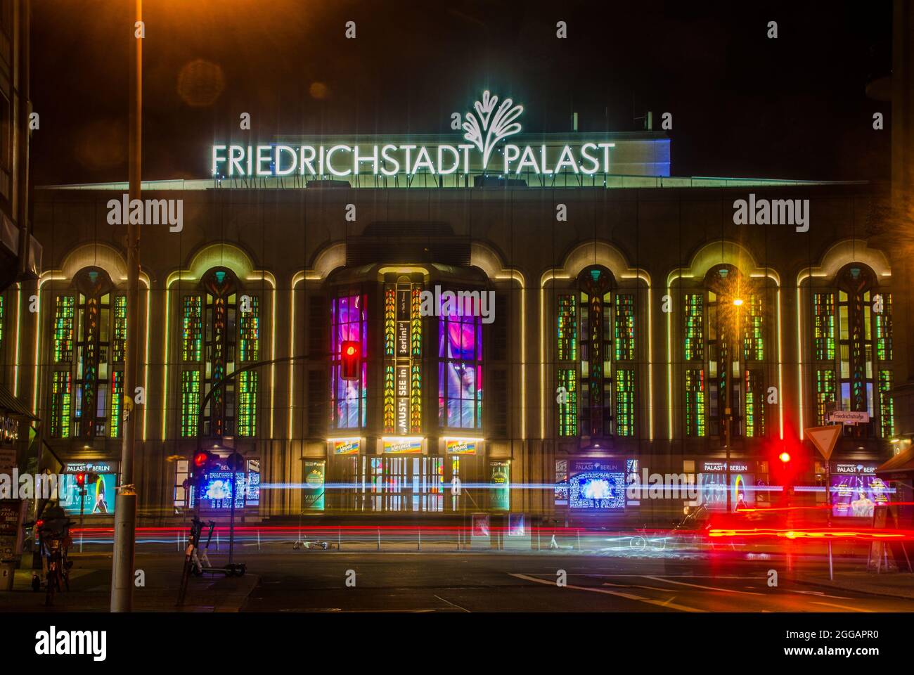 Berlin- Der Friedrichstadt-Palast ist ein Revuetheater in Berlin-Mitte. Das Theatergebäude wurde 1984 eingeweiht und ist seitdem mit modernster Bühnen Stock Photo