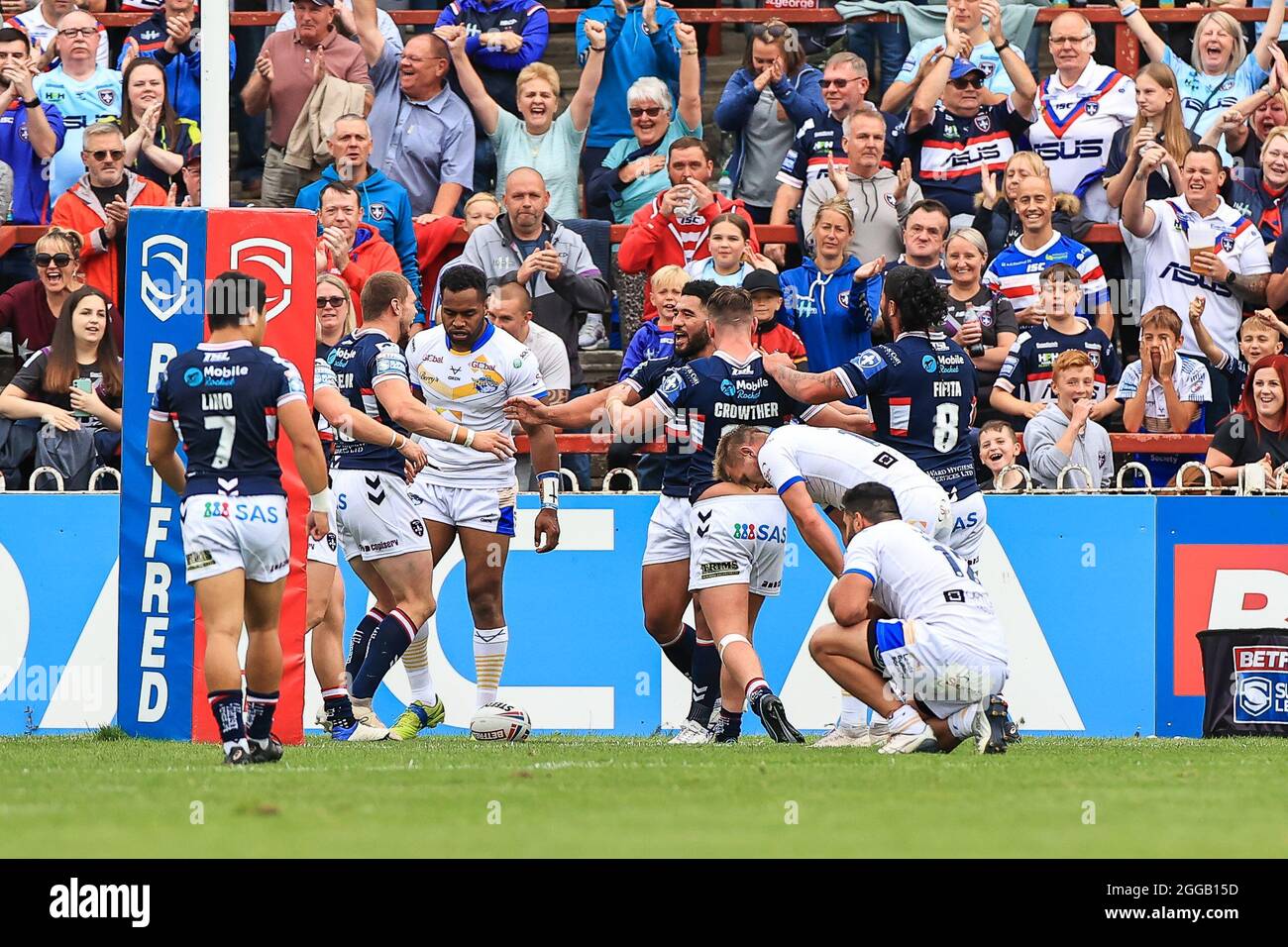 Kelepi Tanginoa (12) of Wakefield Trinity goes over for a try in, on 8/30/2021. (Photo by Mark Cosgrove/News Images/Sipa USA) Credit: Sipa USA/Alamy Live News Stock Photo