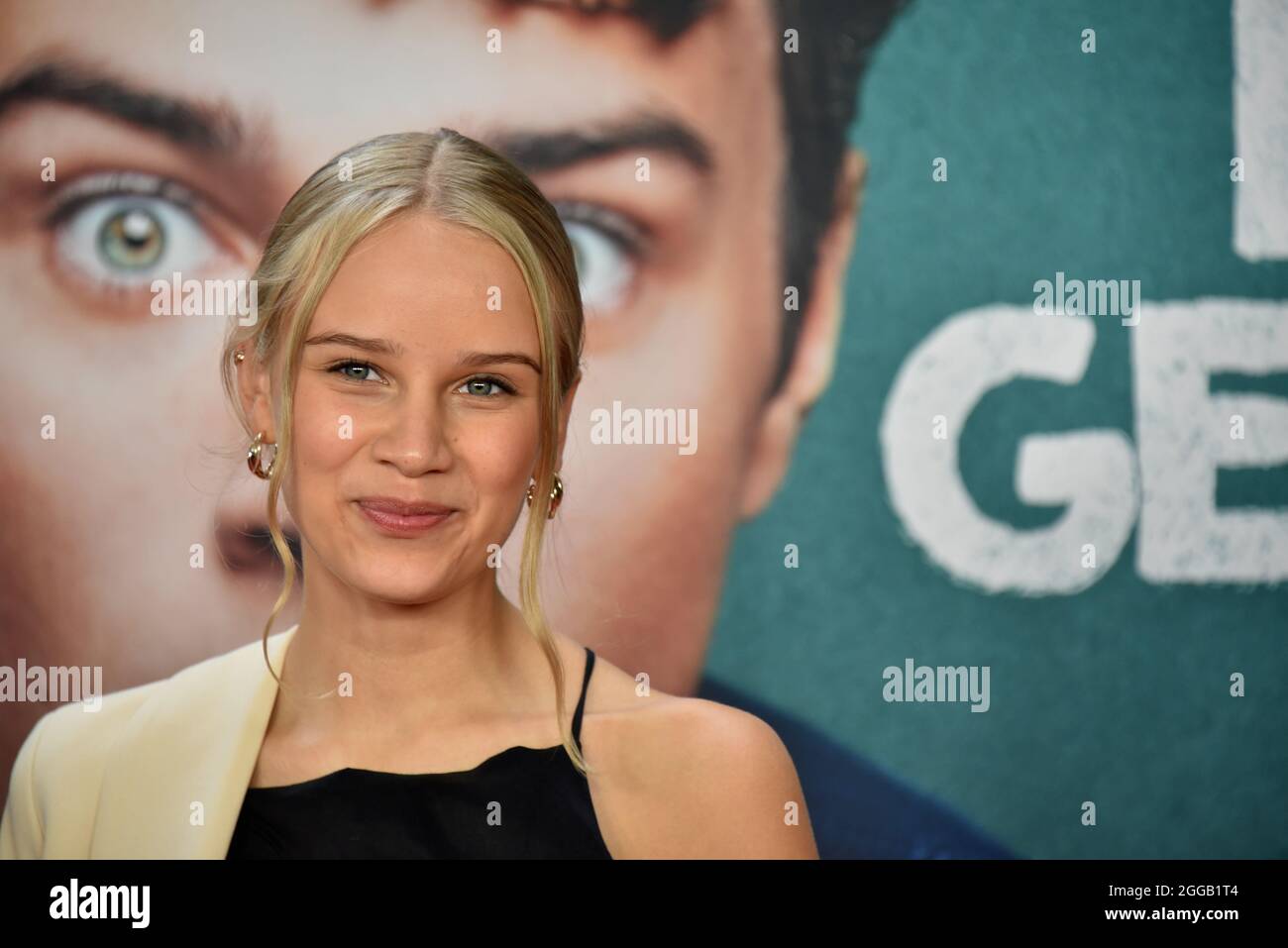 Cologne, Germany. 29th Aug, 2021. Actress Lina Hüesker comes to the