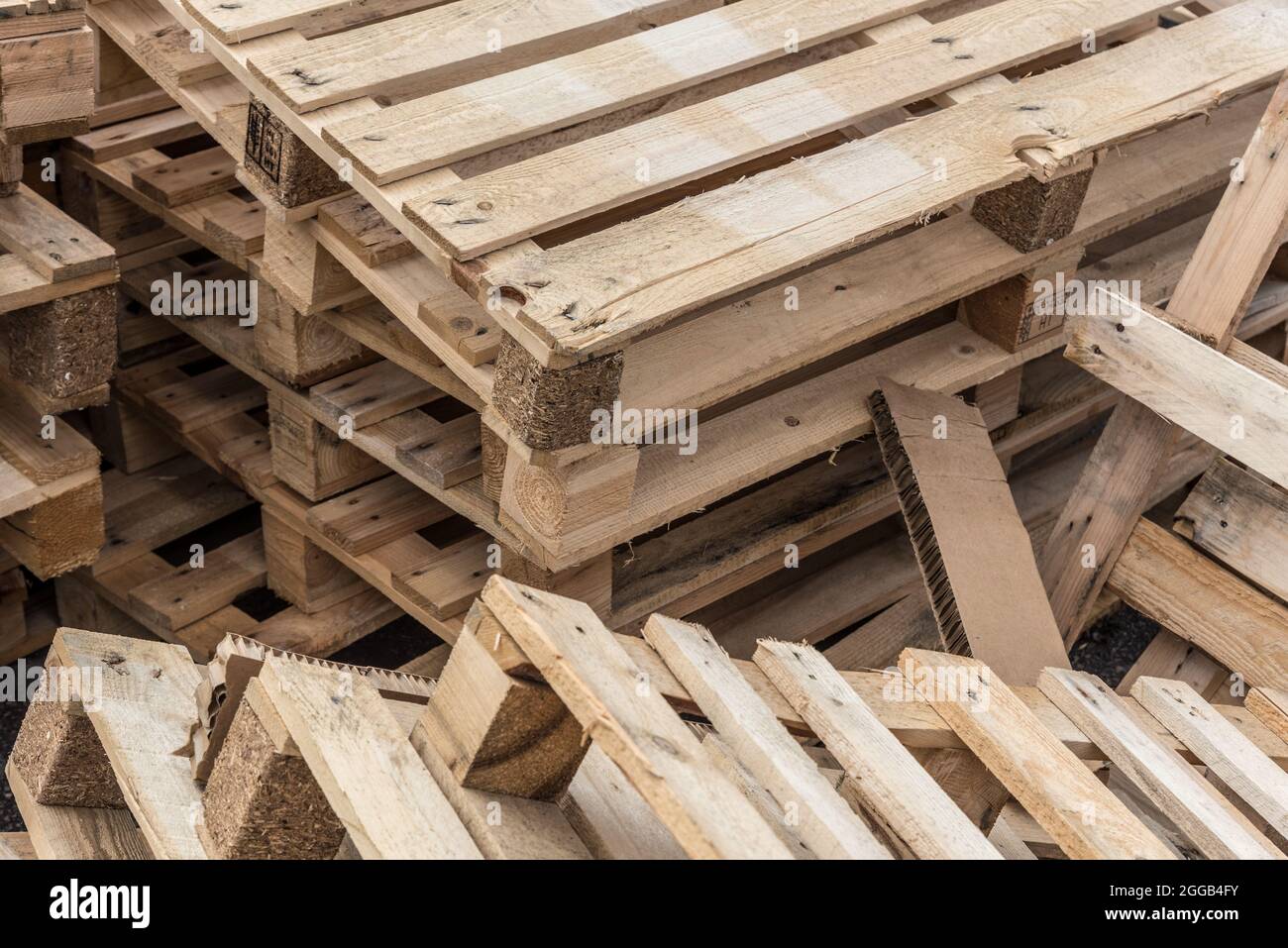 Wooden pallets and scrap wood for recycling Stock Photo - Alamy