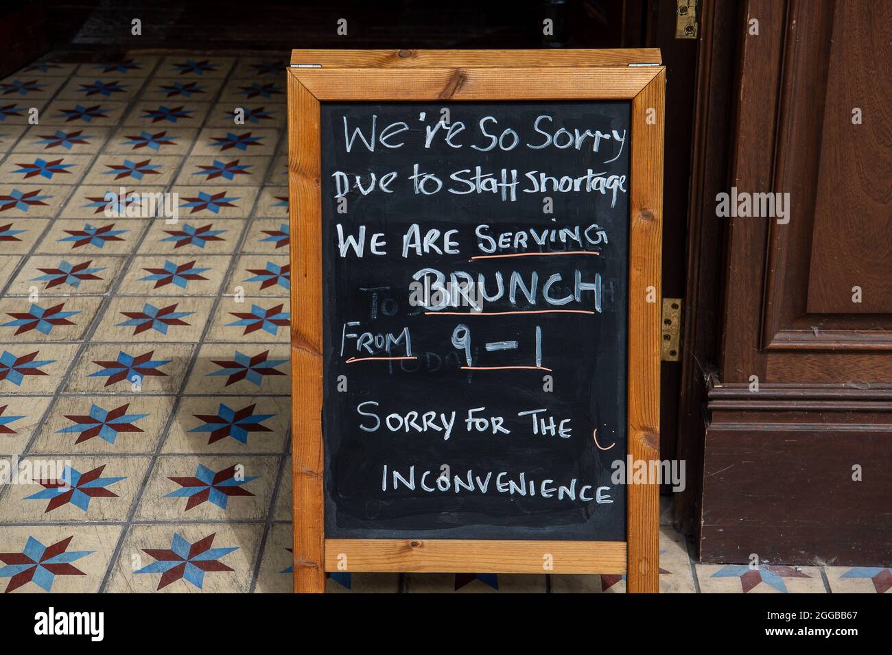 Bracknell, Berkshire, UK. 28th August, 2021. A staff shortage sign outside a restaurant in Bracknell. Restaurants are continuing to suffer from staff shortages as many workers have returned to Europe following Brexit whilst others don't want to return to work as they are being paid to stay at home on the Goverment's Covid-19 Furlough Scheme. Credit: Maureen McLean/Alamy Stock Photo
