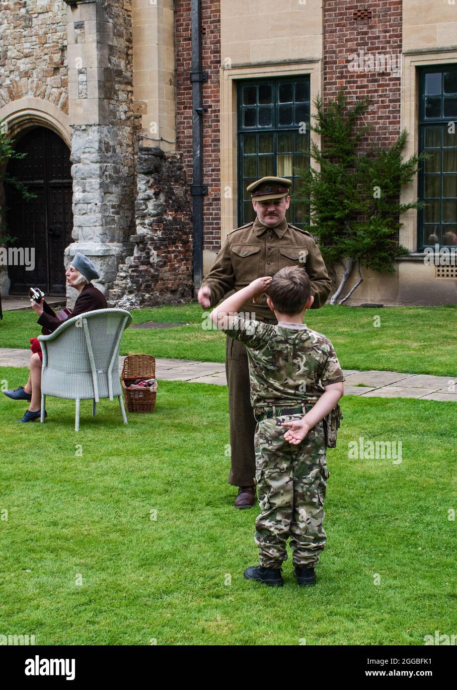 Army officer salute hi-res stock photography and images - Alamy