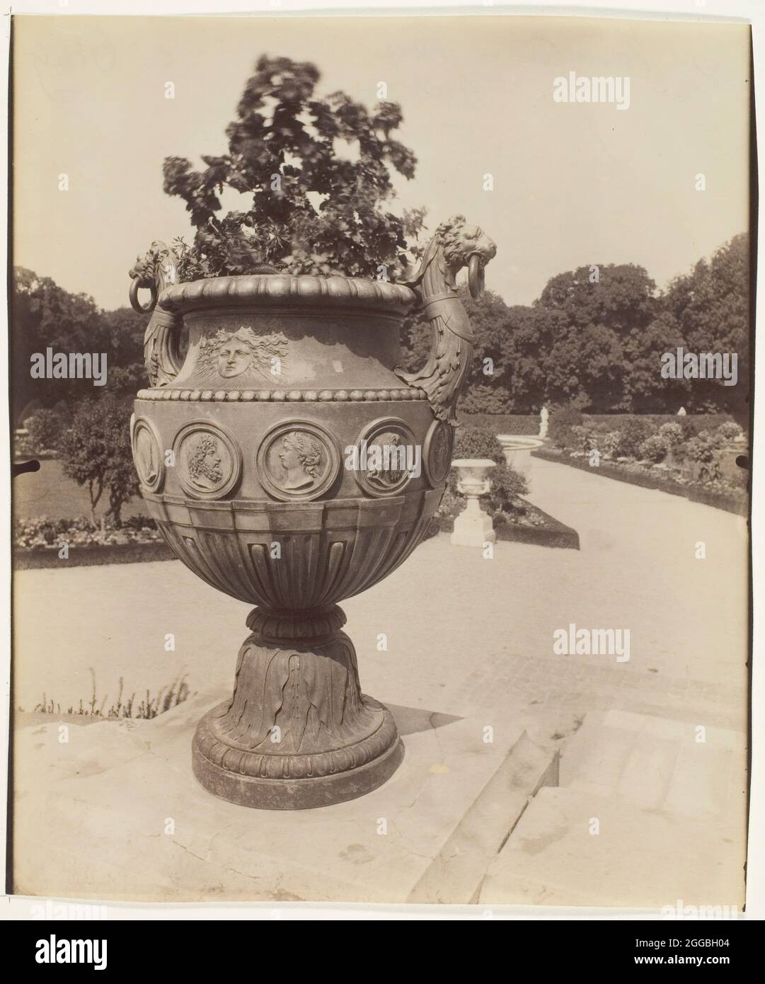 Versailles, Vase par Ballin, 1901. A work made of albumen print Stock Photo  - Alamy