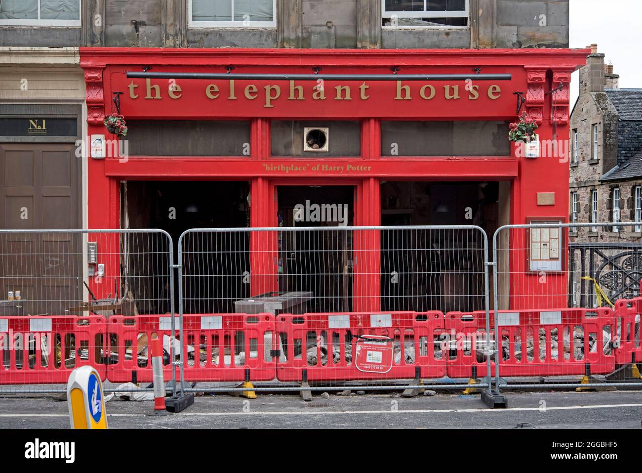 The Elephant House on George IV Bridge, Edinburgh, fenced off following a major fire which started in Patisserie Valerie next door. Stock Photo