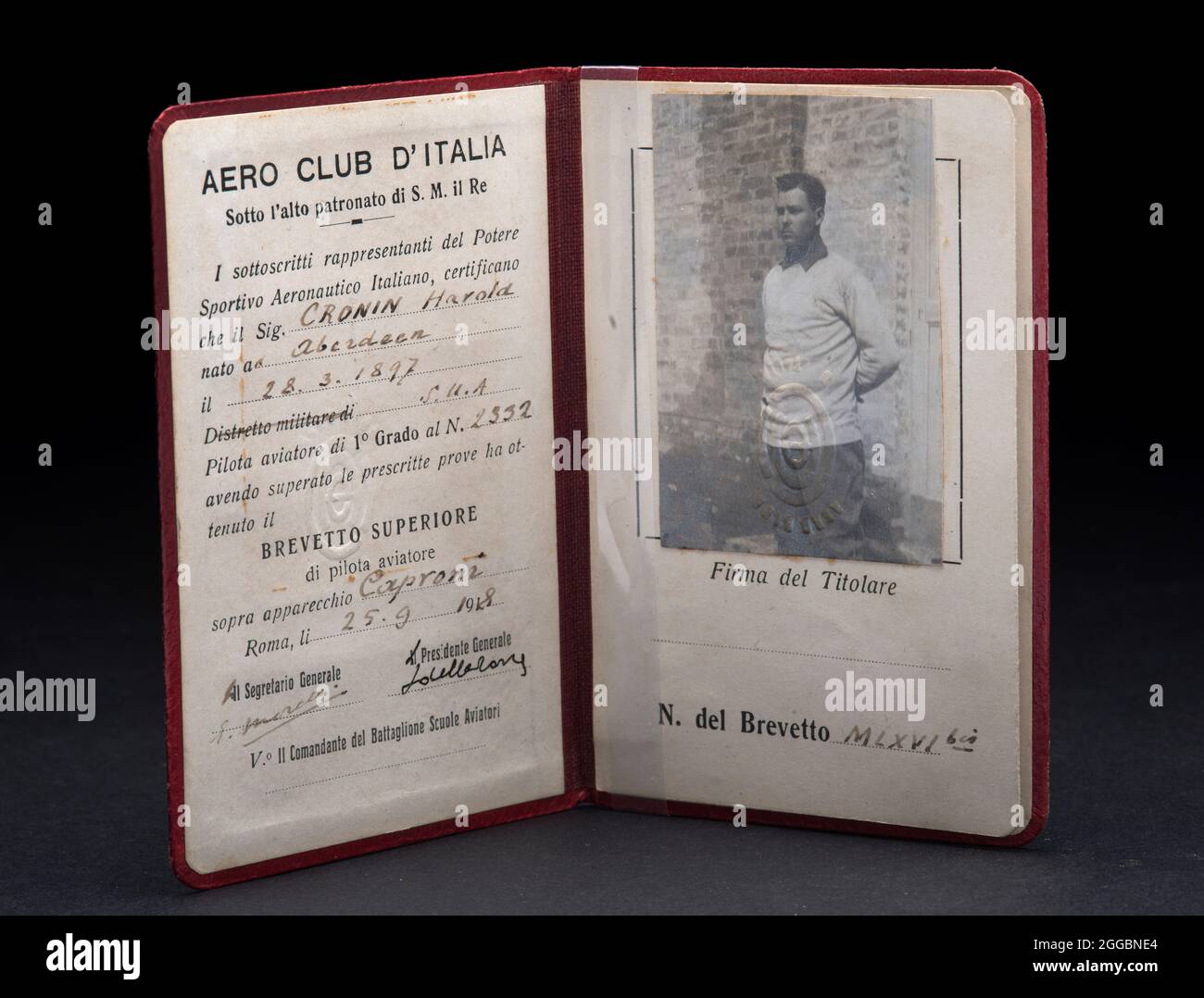 Pilot's license, Brevetto Superiore, 1918. Paper certificate with red leather case, issued by the Aero Club d'Italia to Harold Cronin, entitling him to fly Caproni aircraft. Stock Photo