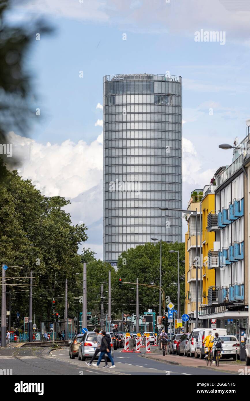 Modern skyscraper, Cologne Triangle, dominating eastern skyline of ...