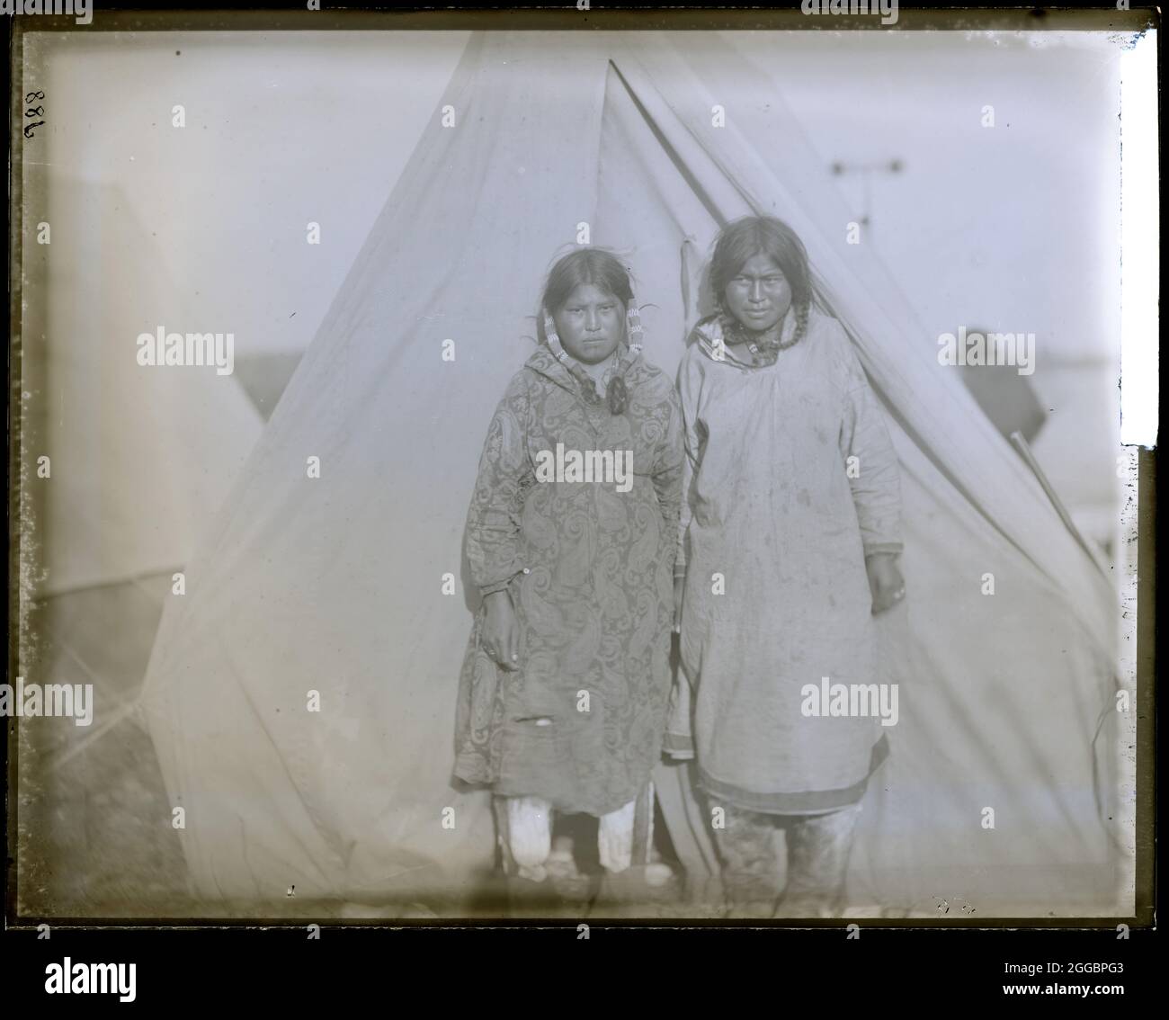 Inuit girls hi-res stock photography and images - Alamy