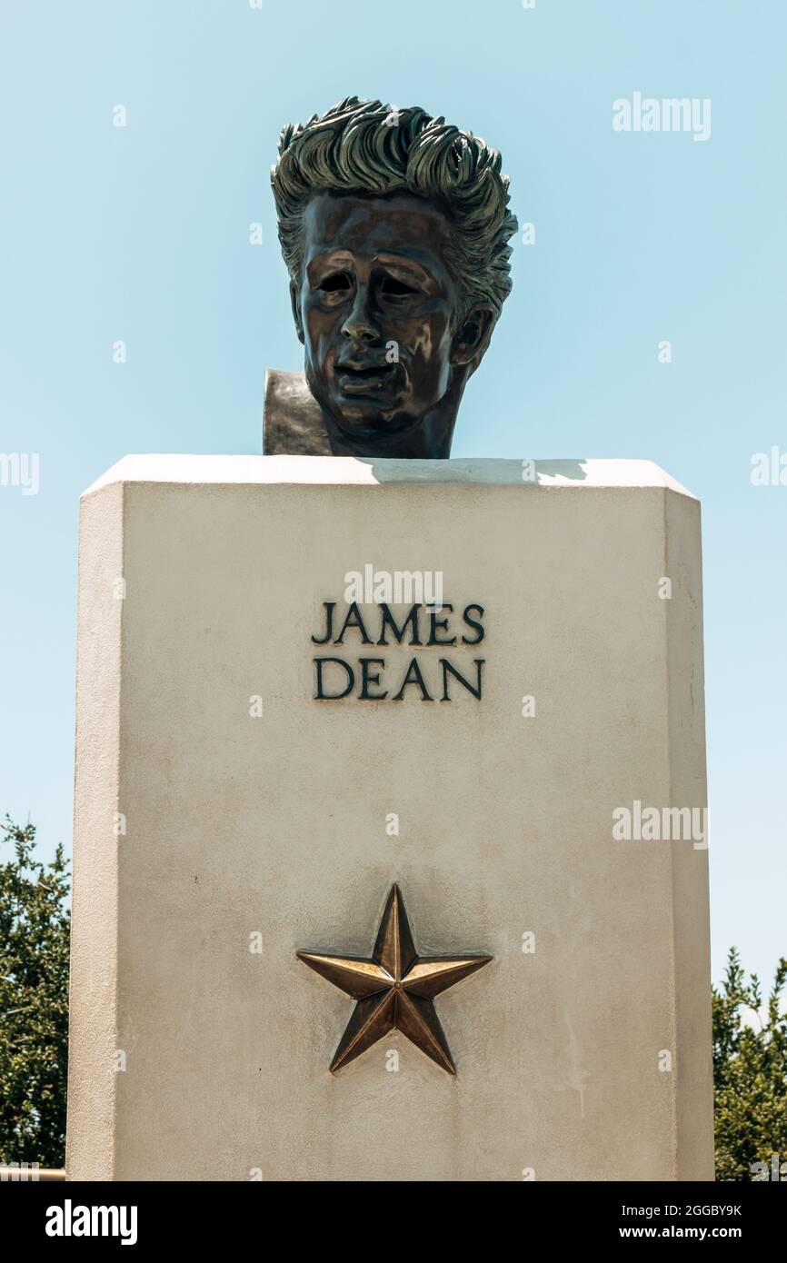 LOS ANGELES, UNITED STATES May 23, 2020 A vertical shot of James Dean Bust at Griffith