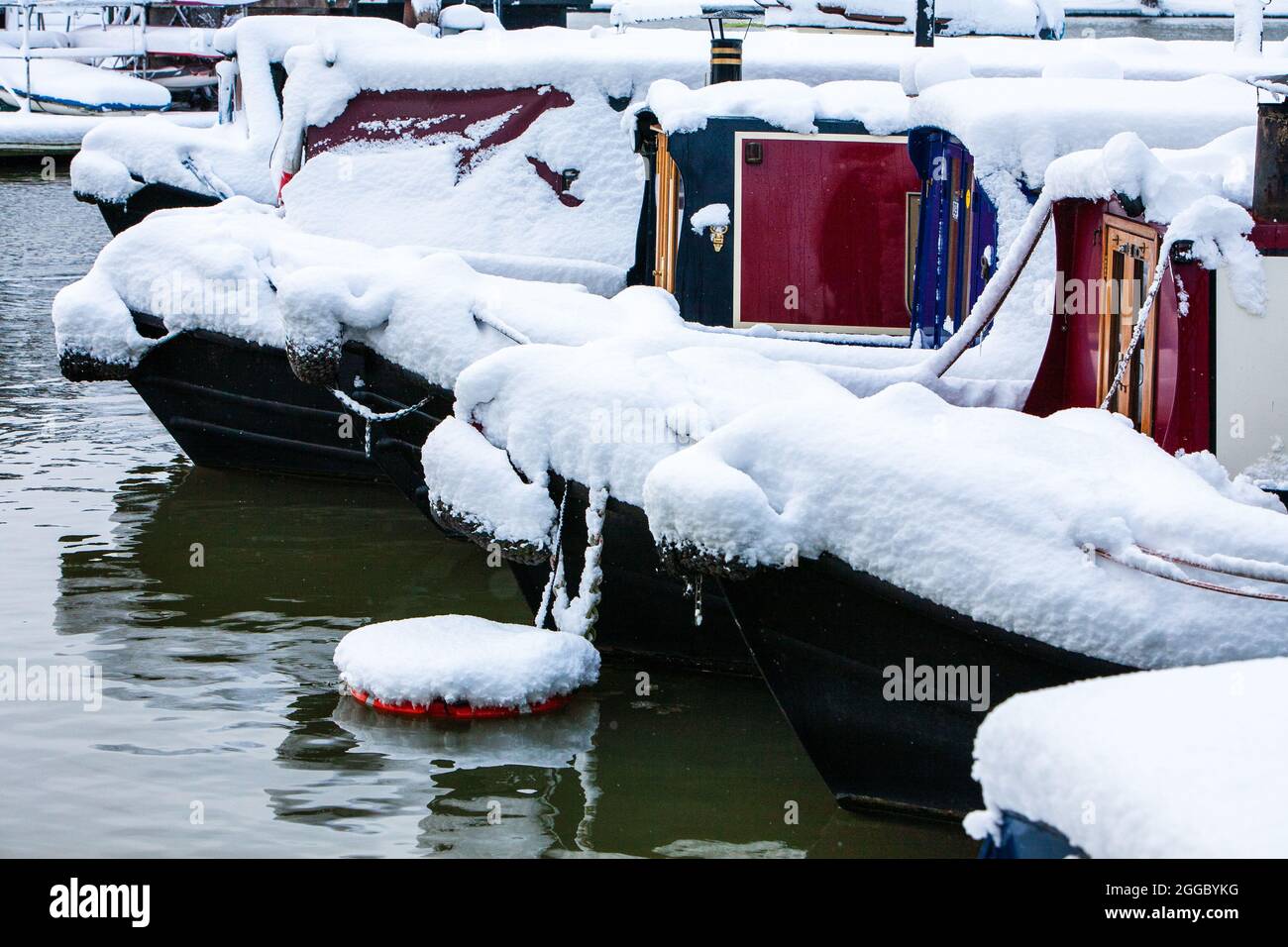 Snow covered barges on the river Thames, in the Uk. 2009 Stock Photo