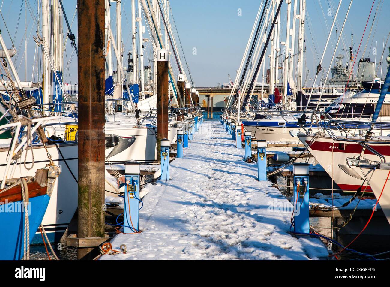 Ice and snow covered marina pontoon with yachts berthed on finger pontoons. Gosport, UK. 2010 Stock Photo