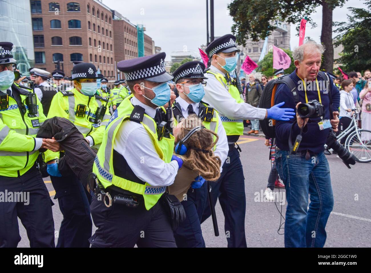 London, United Kingdom. 30th August 2021. Police arrest a protester in Tower Hill. Extinction Rebellion protesters marched from News UK to Tower Bridge as part of their two-week Impossible Rebellion campaign. (Credit: Vuk Valcic / Alamy Live News) Stock Photo