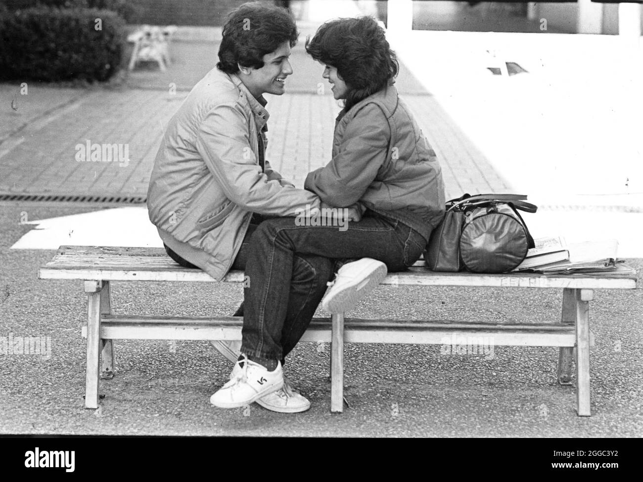 E1992 Hispanic teens teenagers kissing and interacting on park bench, Austin, Texas  Travis High School  NO MR  EH-0700 Stock Photo