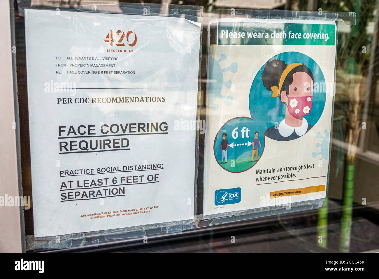 Miami Beach Florida 420 Lincoln Road office building entrance sign notice face covering mask required social distancing Covid-19 health crisis pandemi Stock Photo