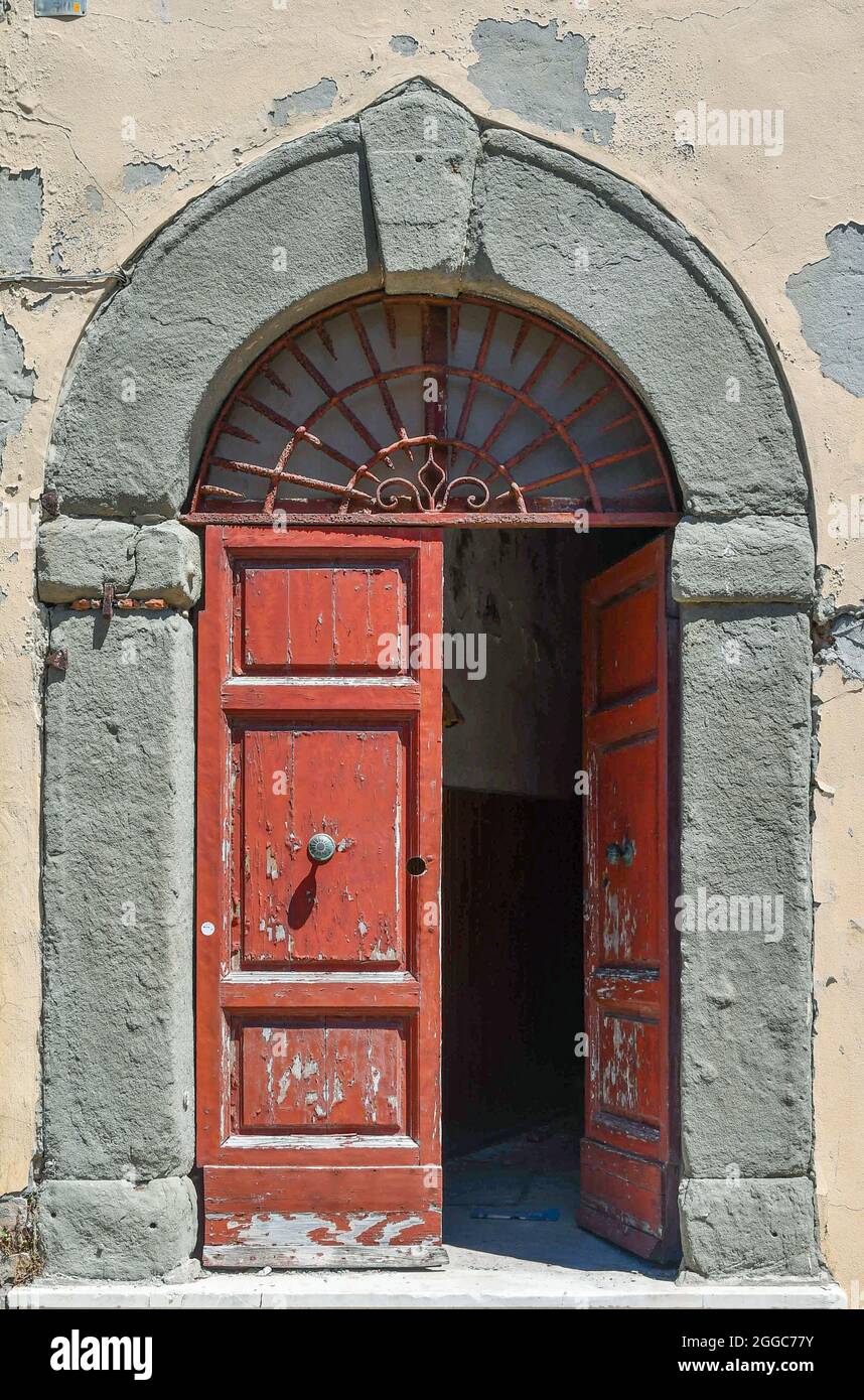 Arched door house italy hi-res stock photography and images - Alamy