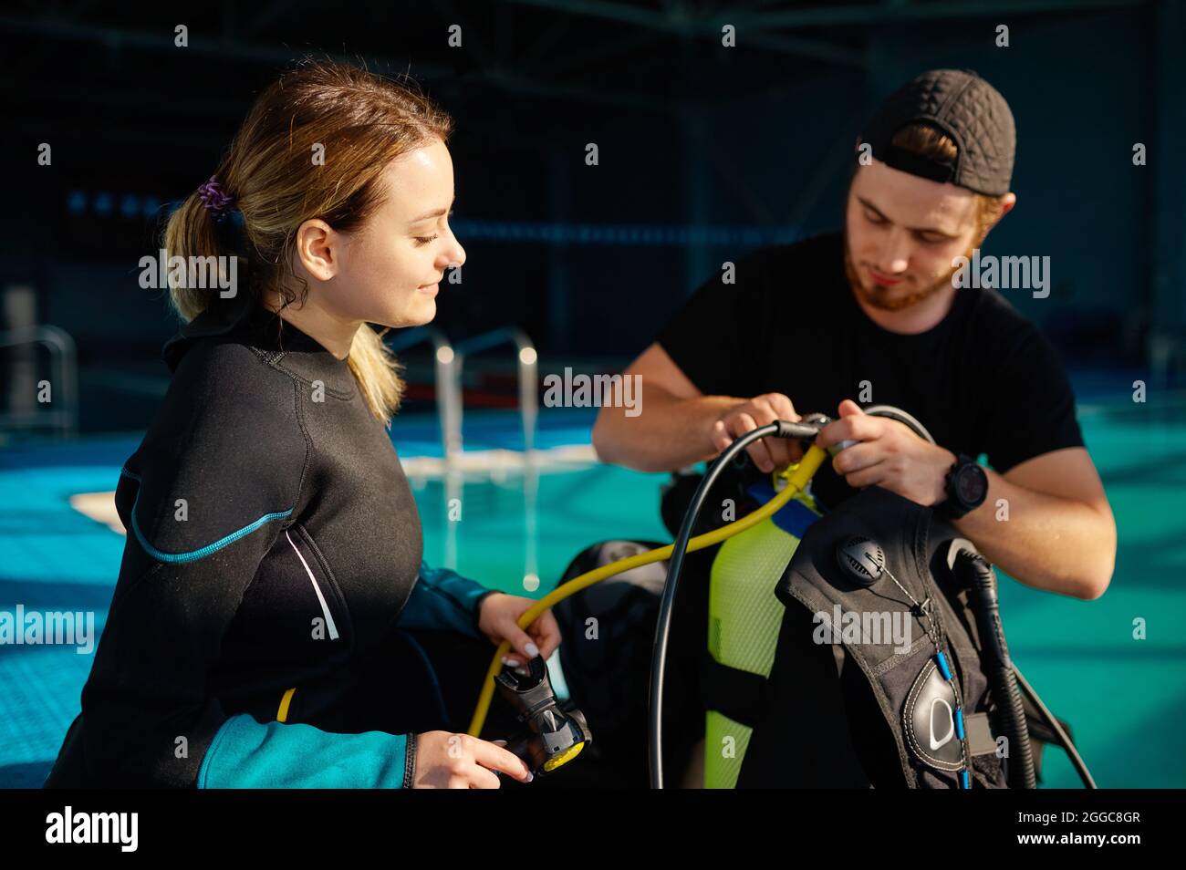 Male instructor explains how scuba gear works Stock Photo Alamy
