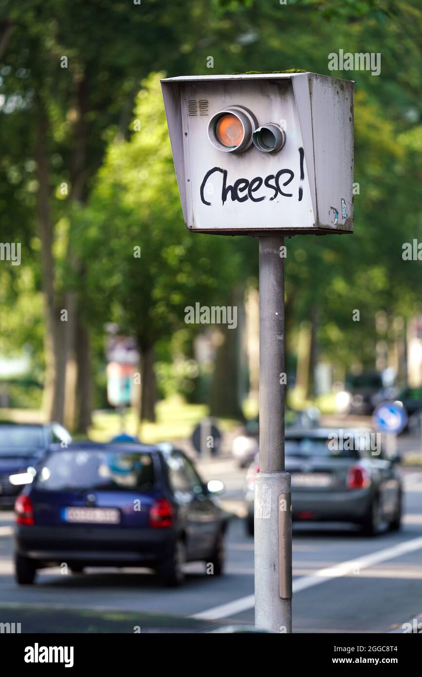 Traffic speed control by a radar measuring system. Blitzer is sprayed with the words 'Cheese!', asking you to smile. Dortmund, Germany   ---   Geschwindigkeitsüberwachung. Blitzer ist mit der Aufschrift *Cheese!*, besprüht, mit der Bitte zu lächeln. Dortmund, 30.08.2021. Stock Photo