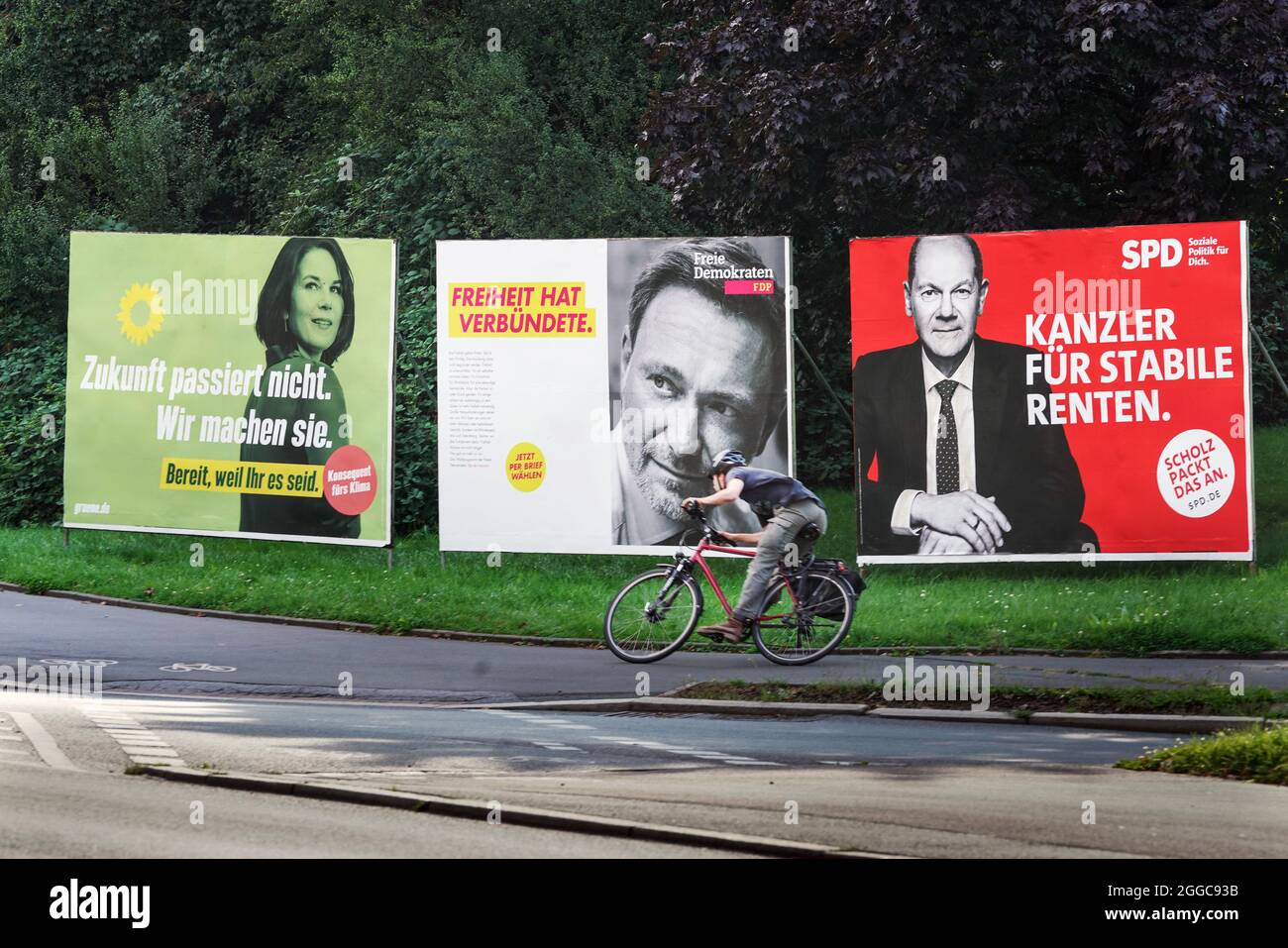 Bundestagswahl 2021, Wahlplakate der Parteien zur Bundestagswahl am 26.9.2021: DIE GRÜNEN (Annalena Baerbock) , FDP (Christian Lindner) und SPD (Olaf Scholz). Dortmund, 30.08.2021 Stock Photo