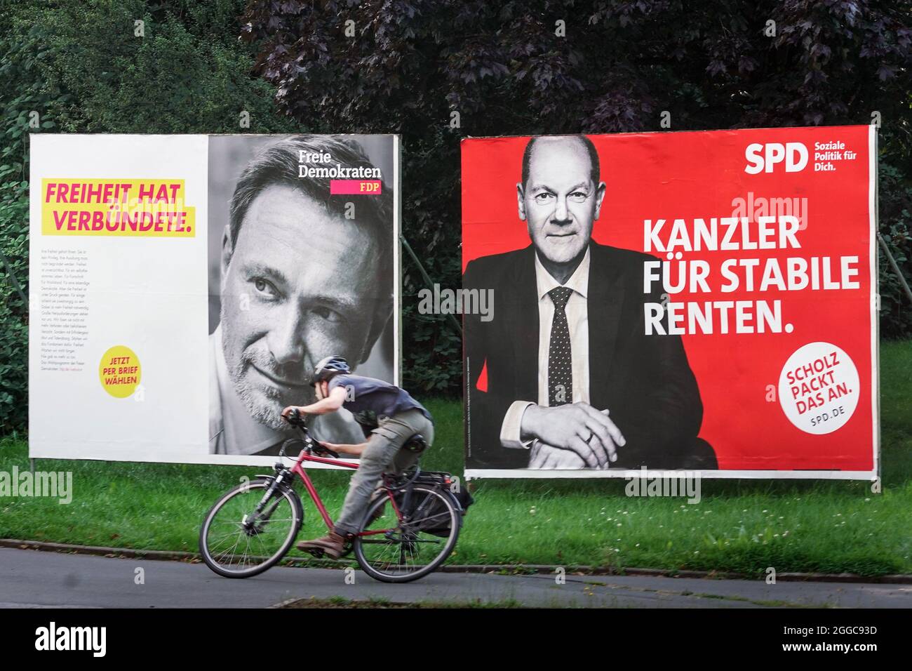 Bundestagswahl 2021, Wahlplakate der Parteien zur Bundestagswahl am 26.9.2021: FDP (Christian Lindner) und SPD (Olaf Scholz). Dortmund, 30.08.2021 Stock Photo