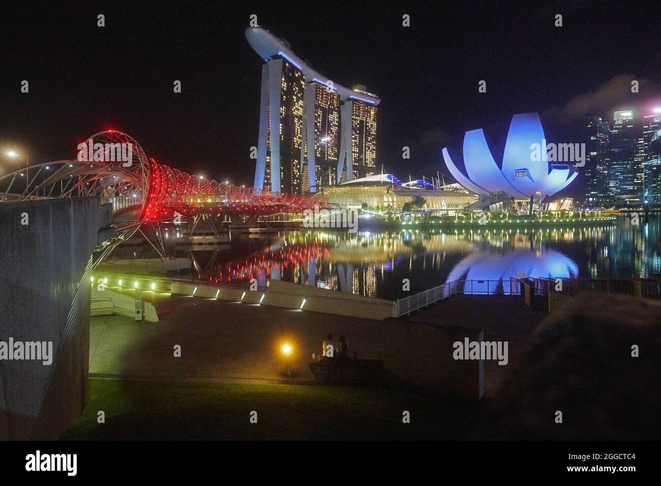 Singapore city skyline sights night hi-res stock photography and images ...