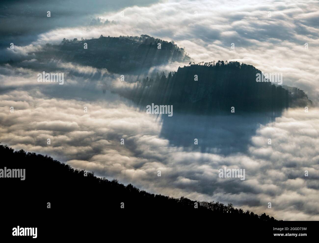 Fog on lake como hi-res stock photography and images - Alamy