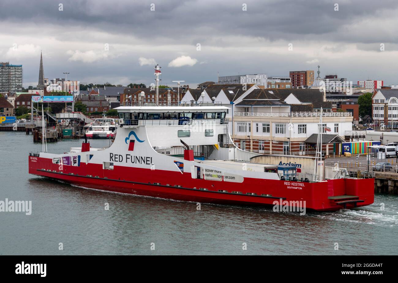 red funnel isle of wight ferry, car ferry to isle of wight, southampton
