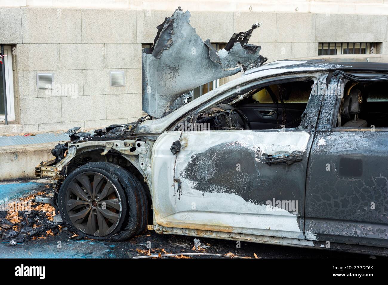 Burnt out abandoned car hi-res stock photography and images - Alamy