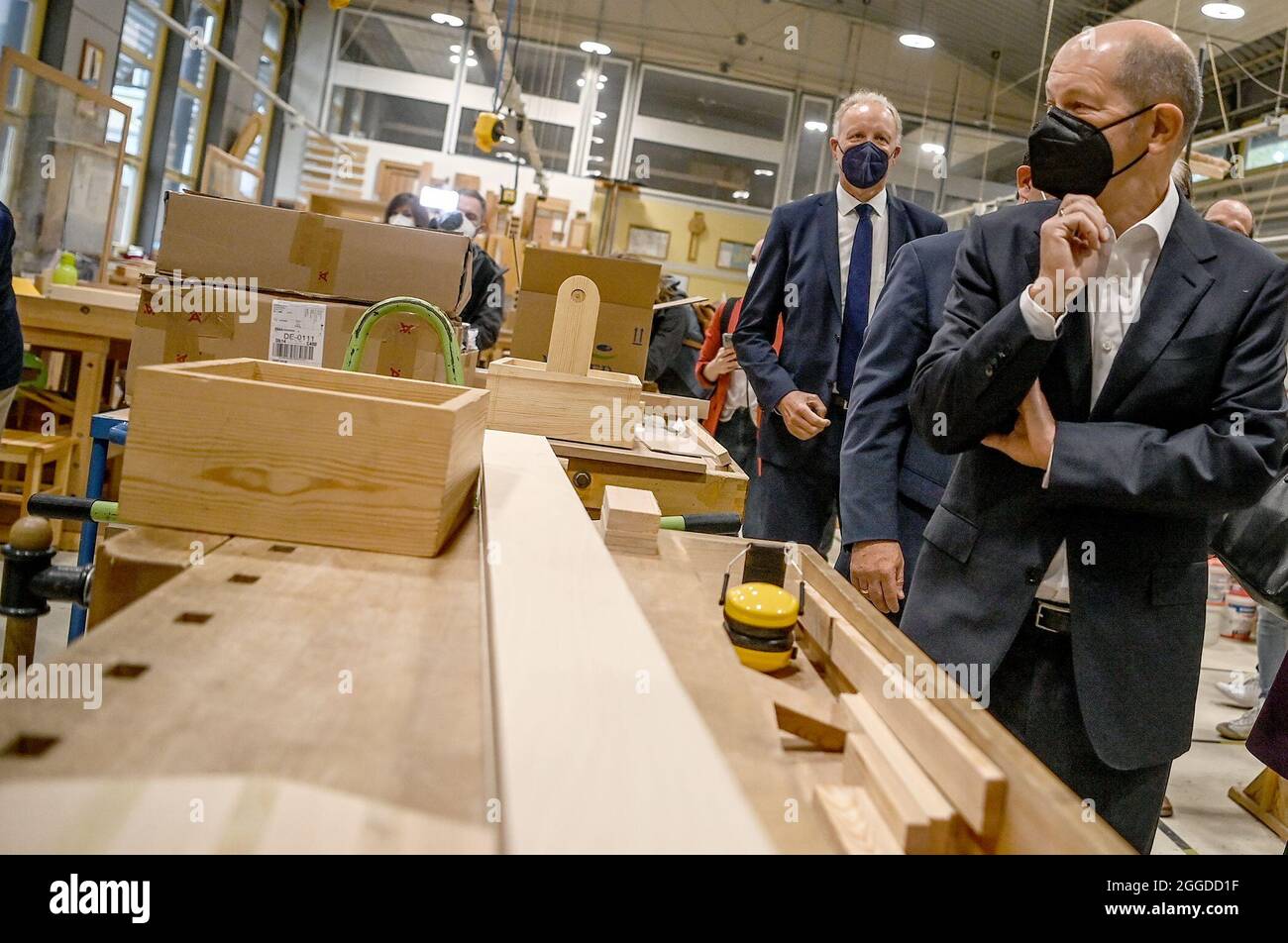 31 August 2021, Brandenburg, Potsdam: Olaf Scholz (SPD), candidate for the German chancellorship, takes a look at the workshop of the Oberlin vocational school. Photo: Britta Pedersen/dpa-Zentralbild/dpa Stock Photo