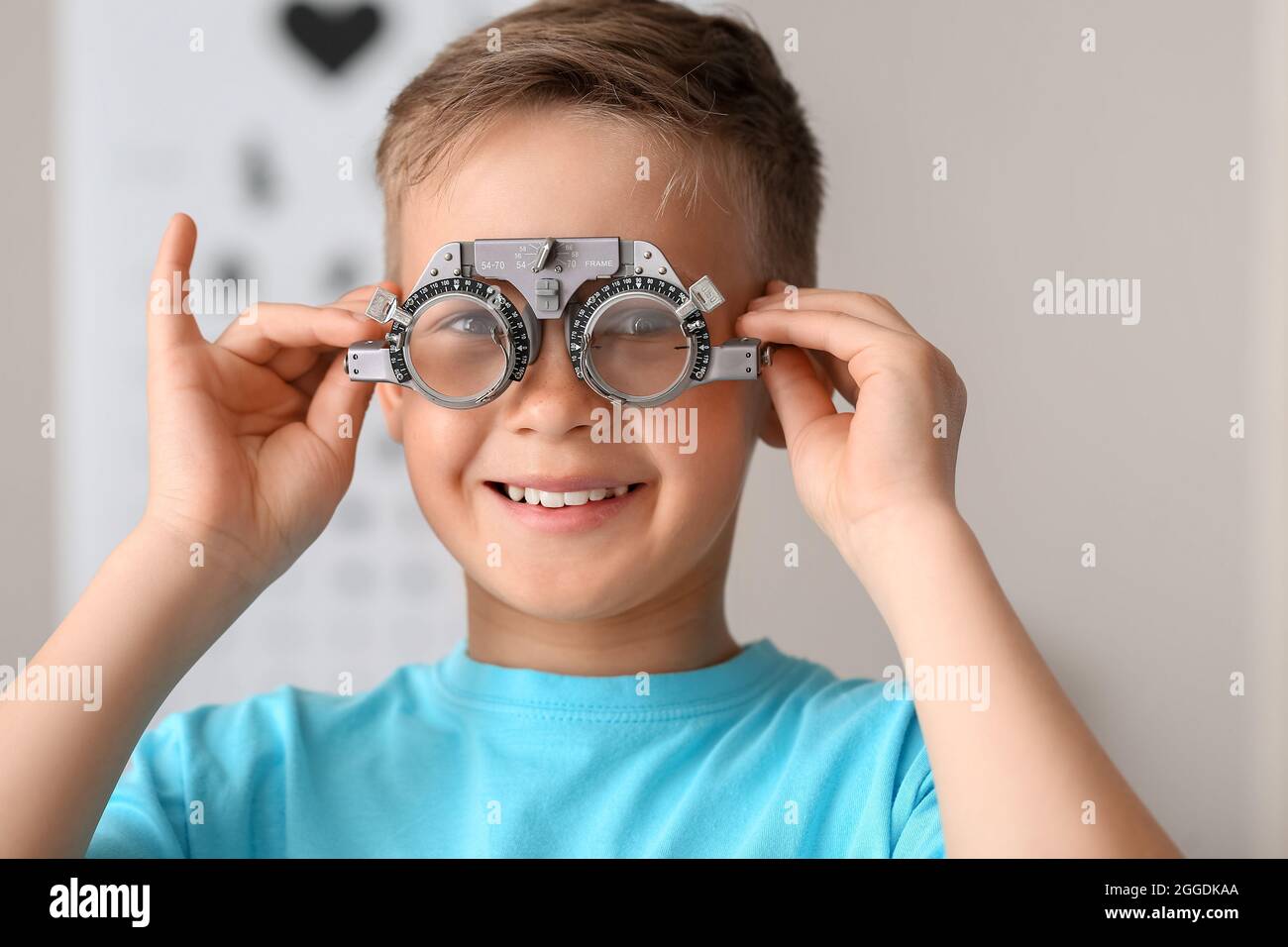 Eye Testing Boy Little boy undergoing eye test in clinic Stock Photo - Alamy