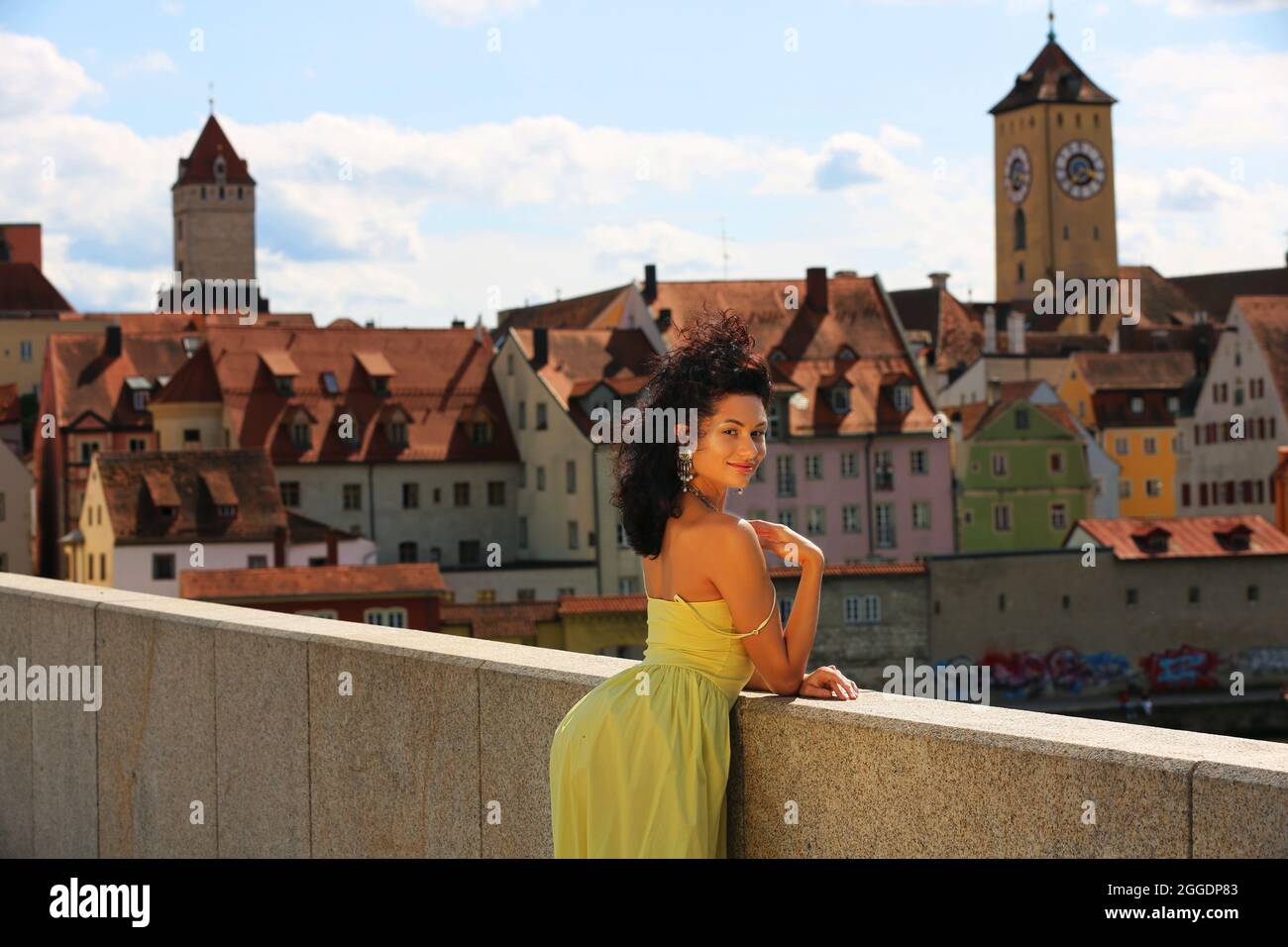 Regensburg Altstadt oder Innenstadt oder City mit schwarzhaariger Schönheit mit sinnlichen Blick und  gelben Kleid. Oberpfalz, Bayern, Regensburg. Stock Photo