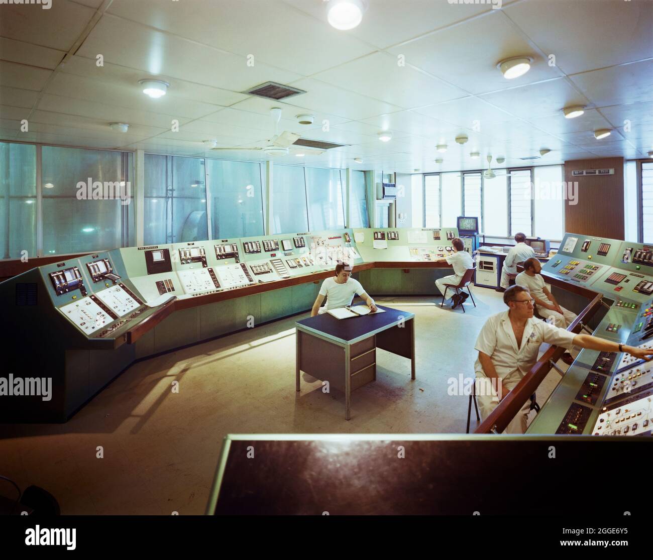A team of staff working in a control room at Newark Sugar Factory. During the 1970s Laing built a factory extension at the Newark Sugar Factory and three sugar silos and appear to have subsequently carried out work here into the 1980s. This photograph is part of a batch taken to show parts of the factory designed by John Laing Design Associates, designers of sugar silos at various sites run by the British Sugar Corporation. Stock Photo