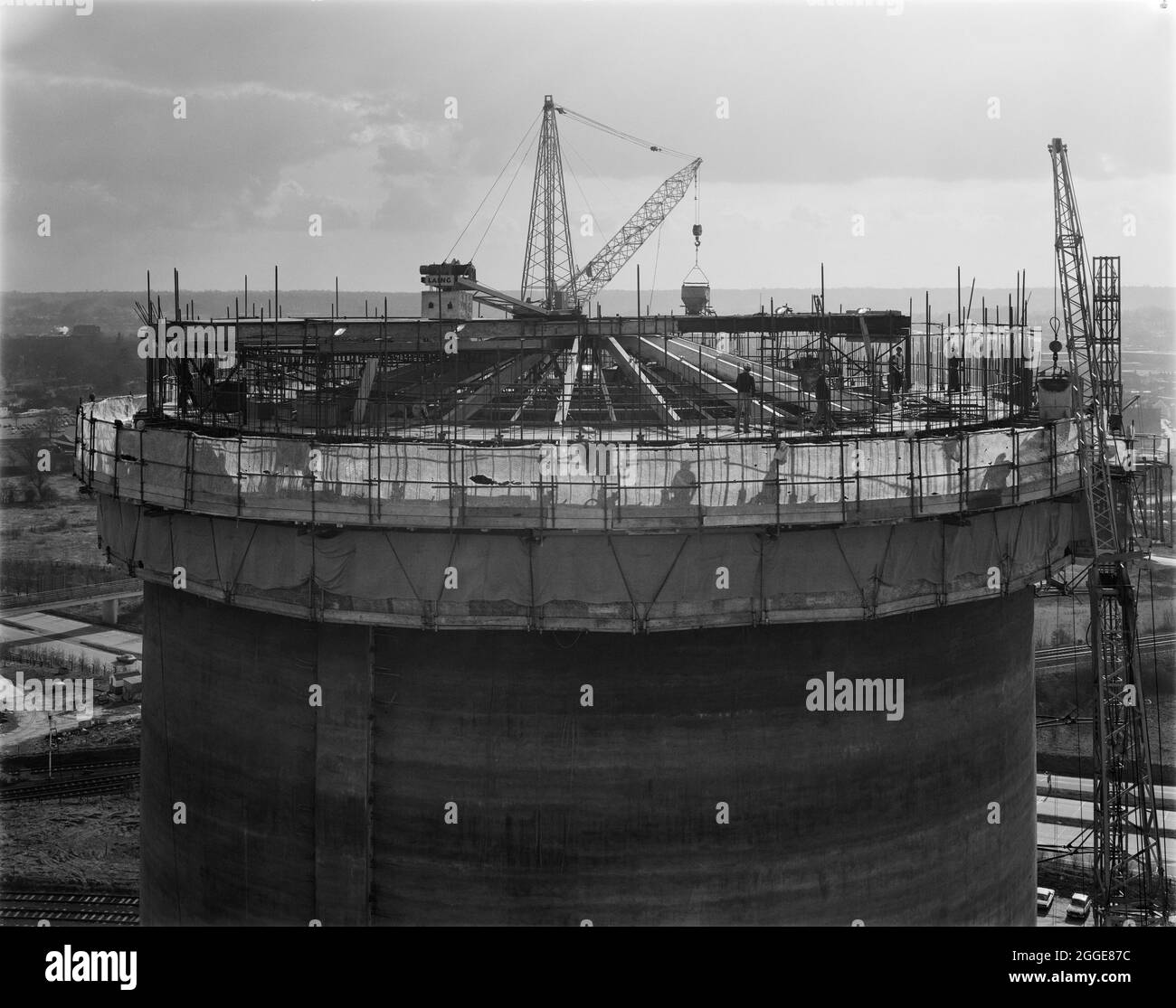 A view of the working platform with a central crane at the top of a silo during construction at Bury St Edmunds Sugar Beet Factory, showing the framework of the conical roof. A sugar factory began operating at Bury St Edmunds in 1924. In 1972 Laing were awarded the contract to build four sugar silos and a new beet handling plant for the British Sugar Corporation at Bury St Edmunds, and in 1981/82 a further 25,000 tonne capacity sugar silo was built. Stock Photo