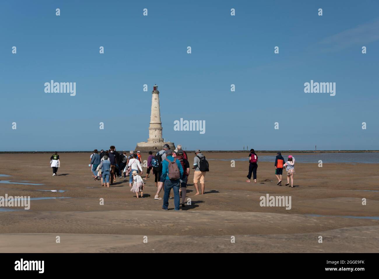 Tourists walk to Cordouan lighthouse at low tide, part of the Unesco World Heritage Site, Le Verdon-sur-Mer, Gironde department, Nouvelle-Aquitaine Stock Photo