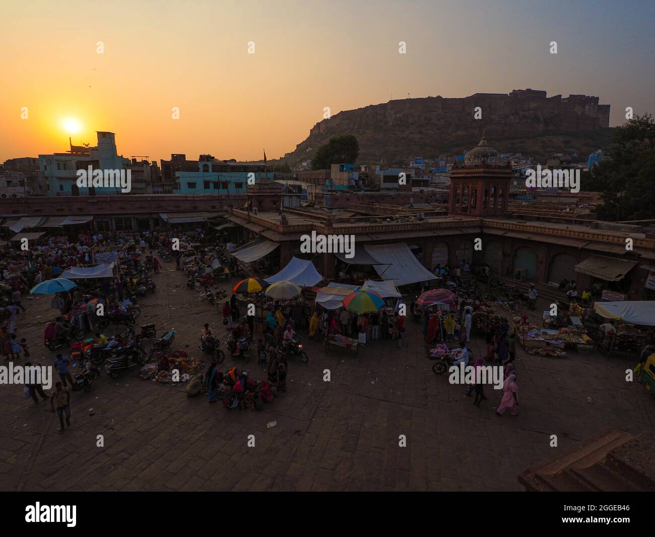 Evening atmosphere in Sardar Market, Old Town and Mehranghar Fort, Jodhpur, Rajasthan, India Stock Photo