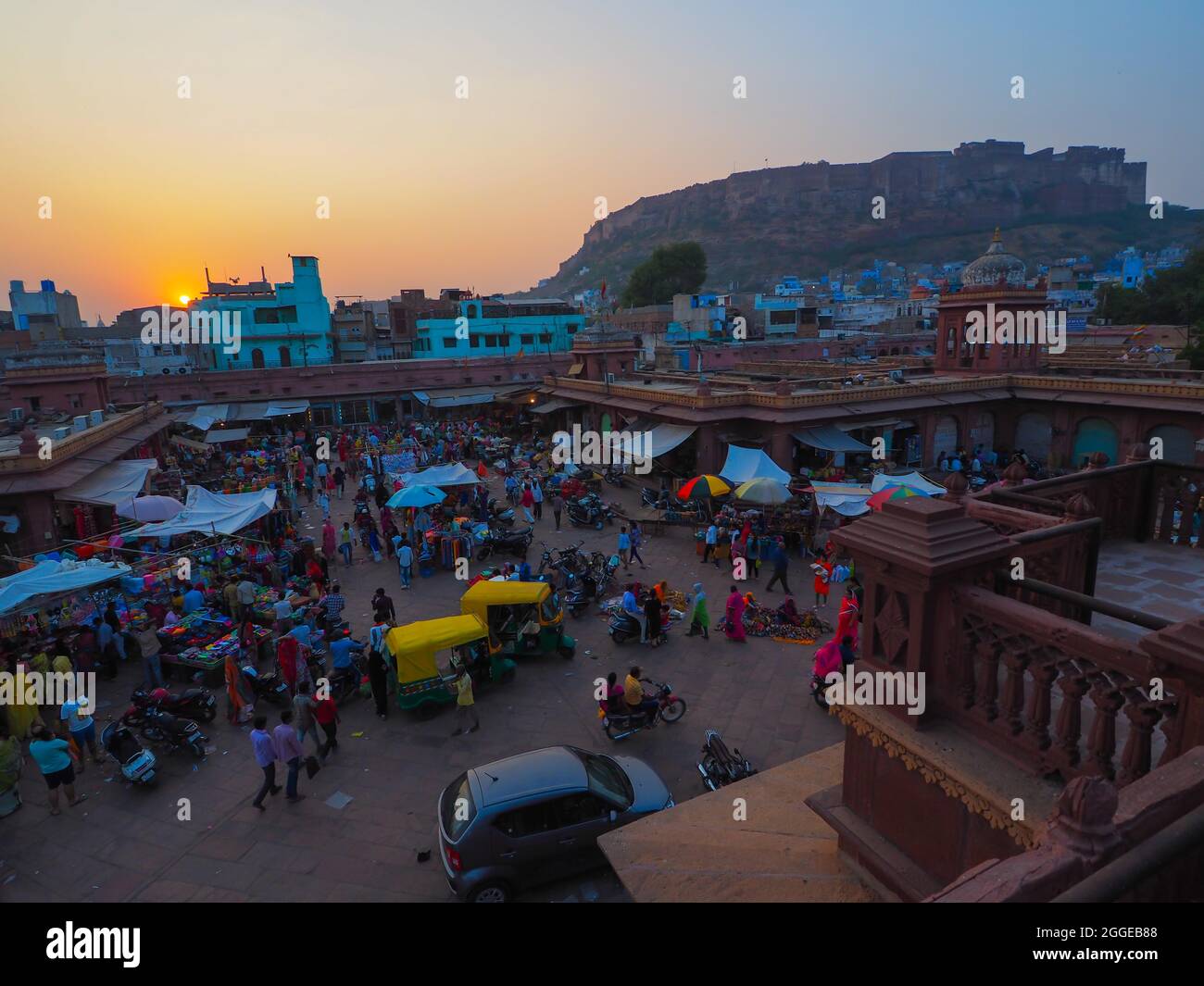 Evening atmosphere in Sardar Market, Old Town and Mehranghar Fort, Jodhpur, Rajasthan, India Stock Photo