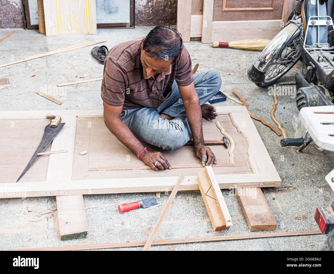Craftsman shaping a wooden door, Jodhpur, Rajasthan, India Stock Photo