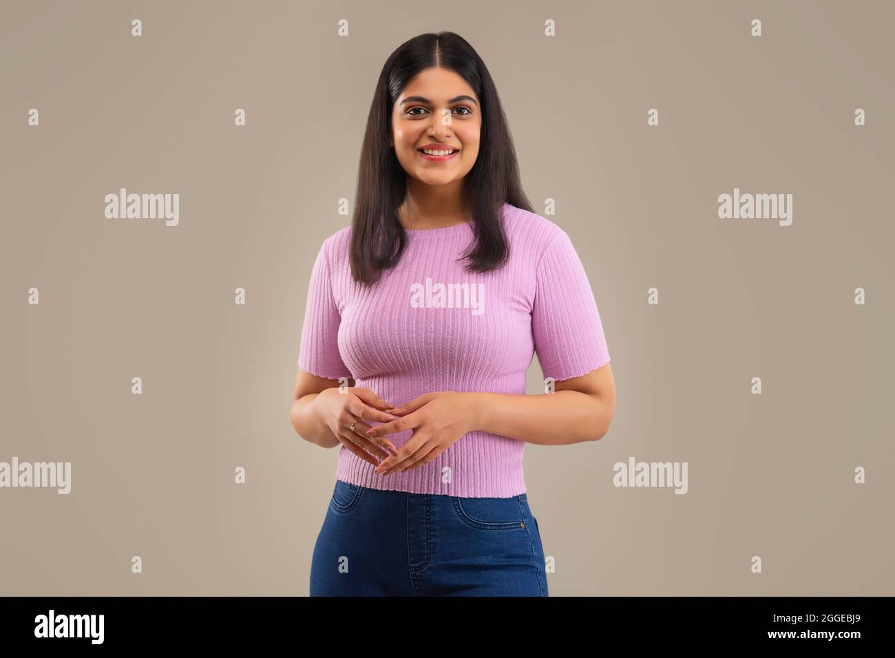 PORTRAIT OF A CONFIDENT YOUNG WOMAN LOOKING AT CAMERA Stock Photo - Alamy