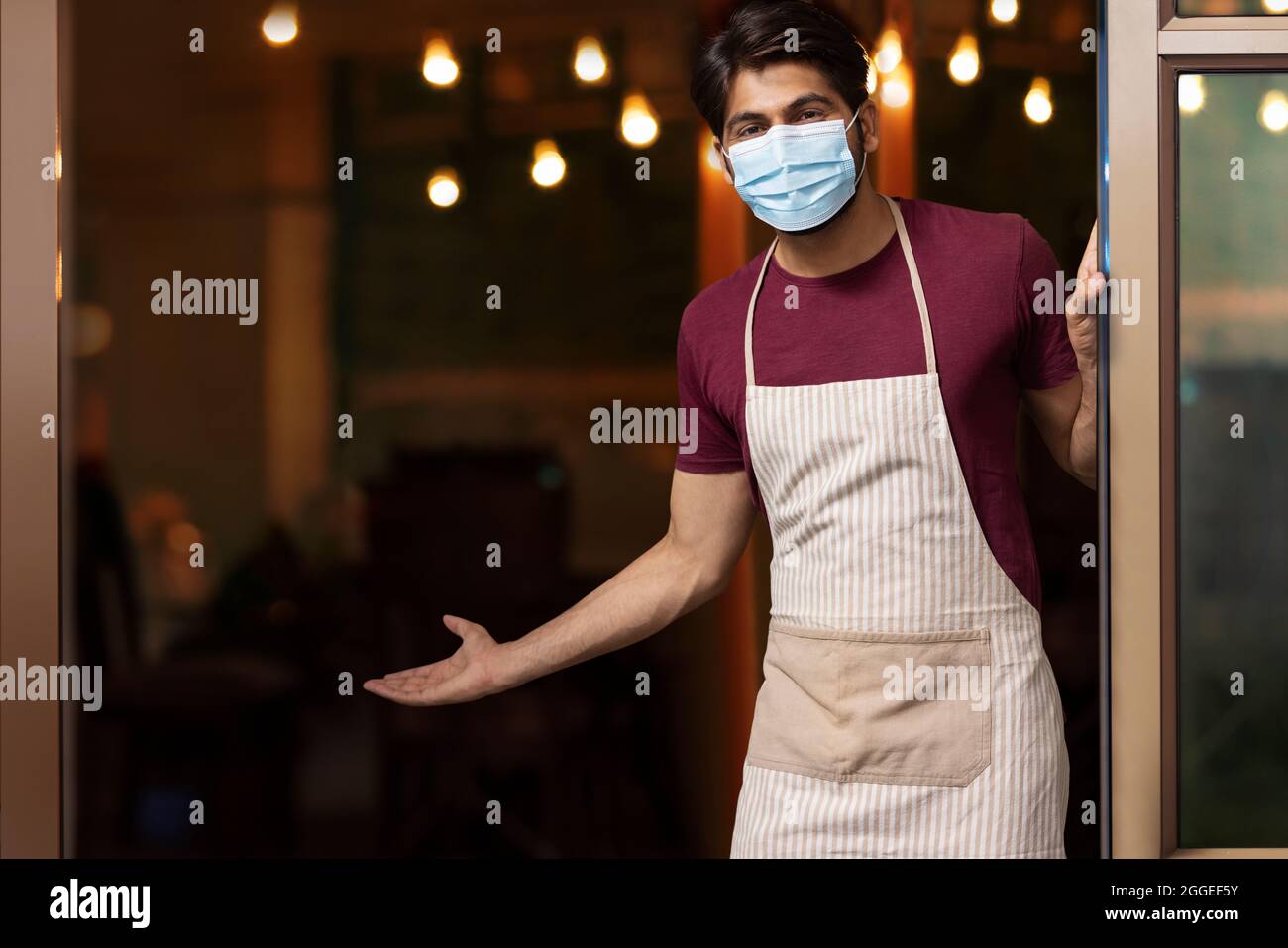 Waiter wearing uniform hi-res stock photography and images - Alamy