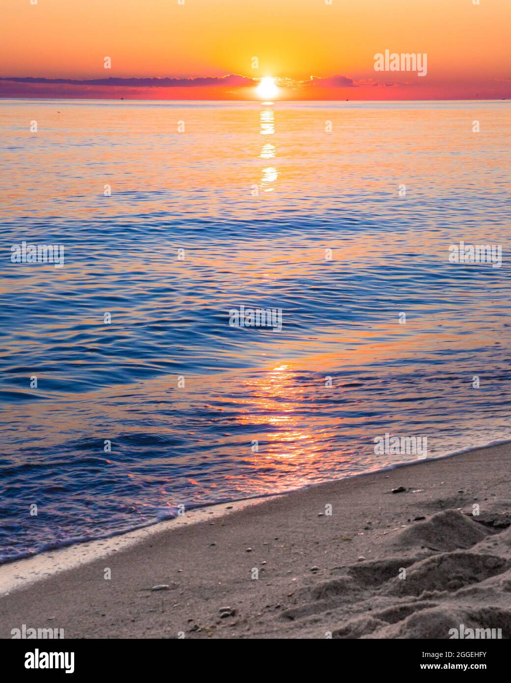 Beautiful sunset view at beach hi-res stock photography and images - Alamy