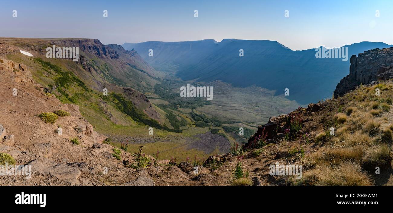 U-shaped glacier valley at the Kiger Gorge Overlook of Steens Mountain. Diamond, Oregon, USA. Stock Photo