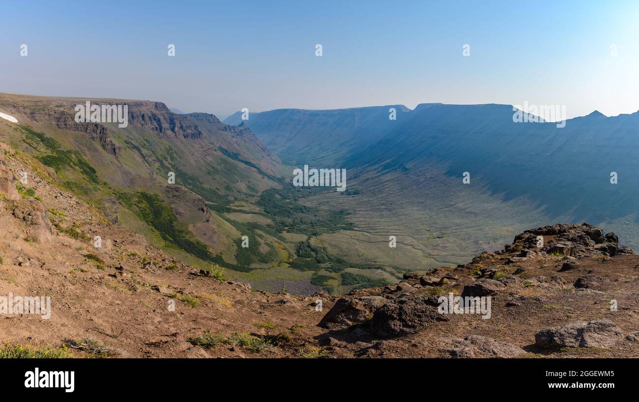 U-shaped glacier valley at the Kiger Gorge Overlook of Steens Mountain. Diamond, Oregon, USA. Stock Photo