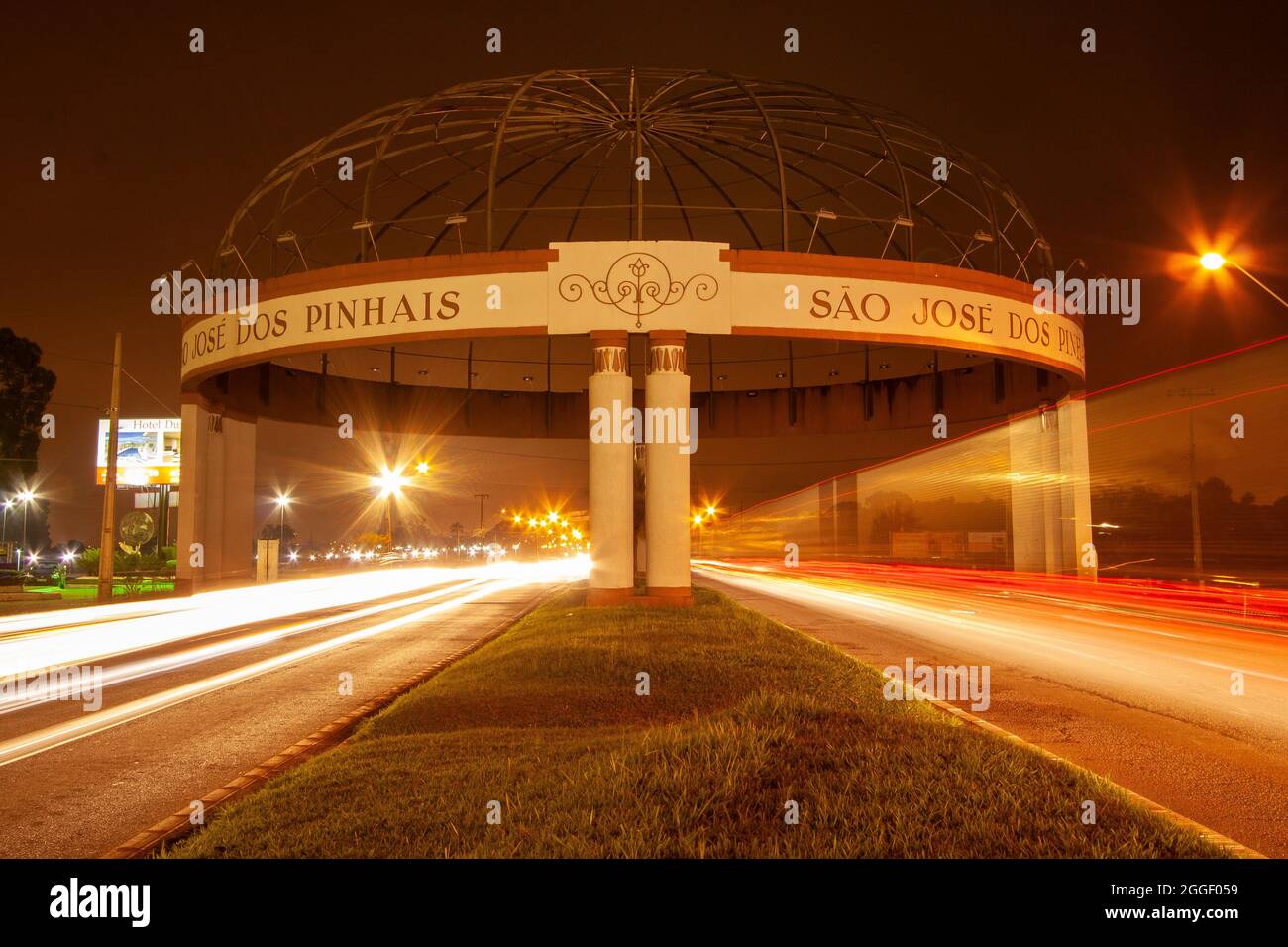 Low speed night photo with light trails from the São José dos Pinhais entrance portal, on Avenida das Torres, one of the landmarks of the city that is Stock Photo