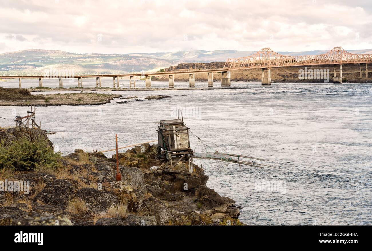 Nez Perce Indian Fishing Platforms overlooking the Columbia River, The Dalles,  Columbia River Gorge, Oregon. Stock Photo