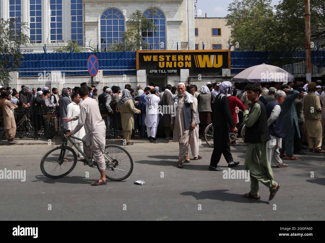 Kabul, Afghanistan. 31st Aug, 2021. People line up in front of a bank in  Kabul, capital of Afghanistan, Aug. 31, 2021. Credit: Kabir/Xinhua/Alamy  Live News Stock Photo - Alamy