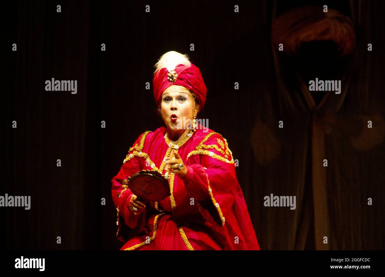 Marilyn Horne (Isabella) in L’ITALIANA IN ALGERI by Rossini at The Royal Opera, Covent Garden, London WC2  18/09/1993  music: Gioachino Rossini  libretto: Angelo Anelli  conductor: Carlo Rizzi  designer & original director: Jean-Pierre Ponnelle  lighting: Robert Bryan Stock Photo